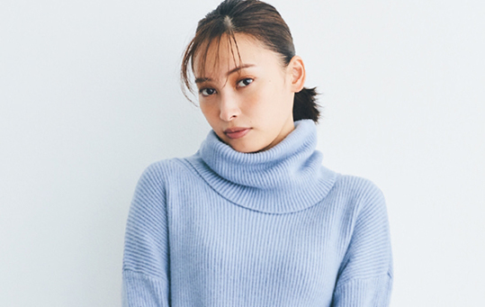 【コスパニット】ほんのりくすみトーンが今どきなきれい色ニット