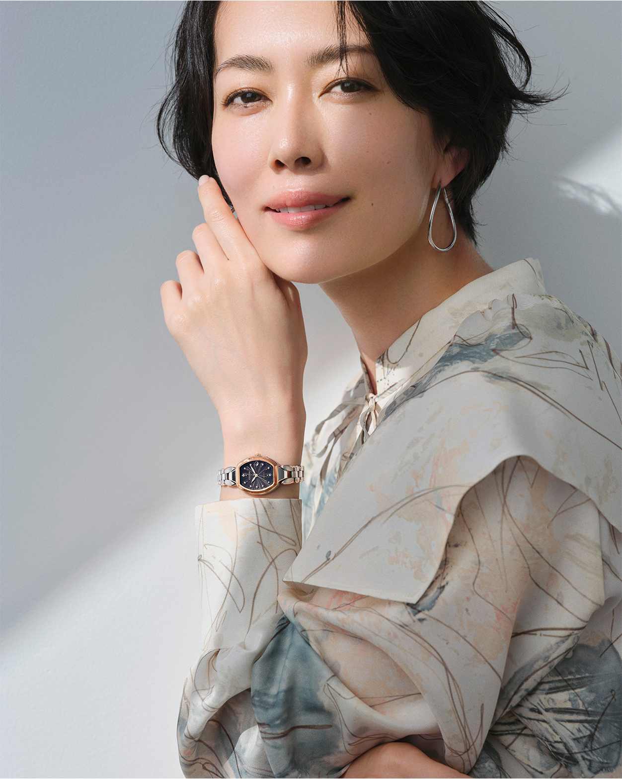 華ブラウスに合わせて華麗に装う上品フェミニンなドレスウオッチ