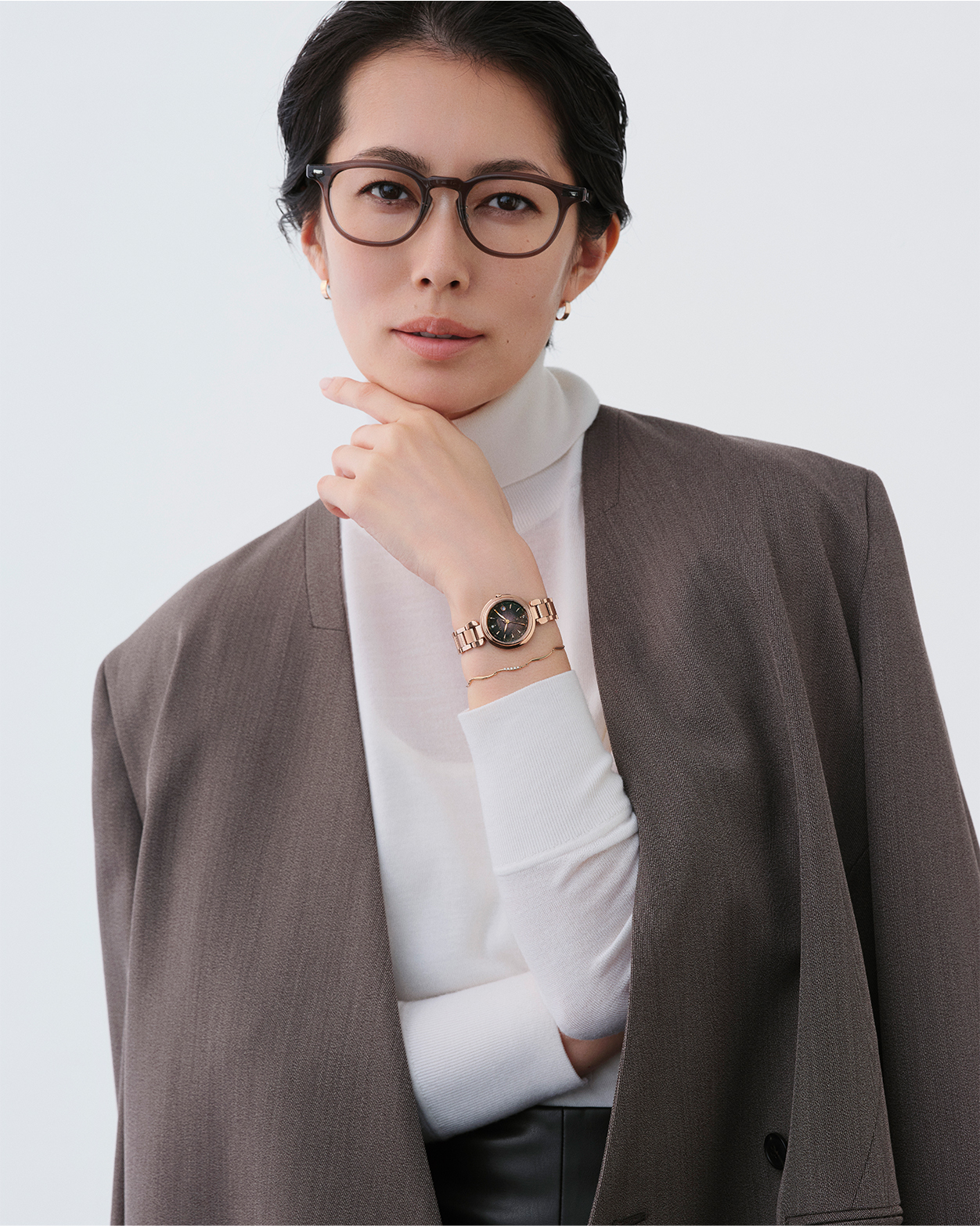 凛とした佇まいのラウンド型はジャケットスタイルとも好相性