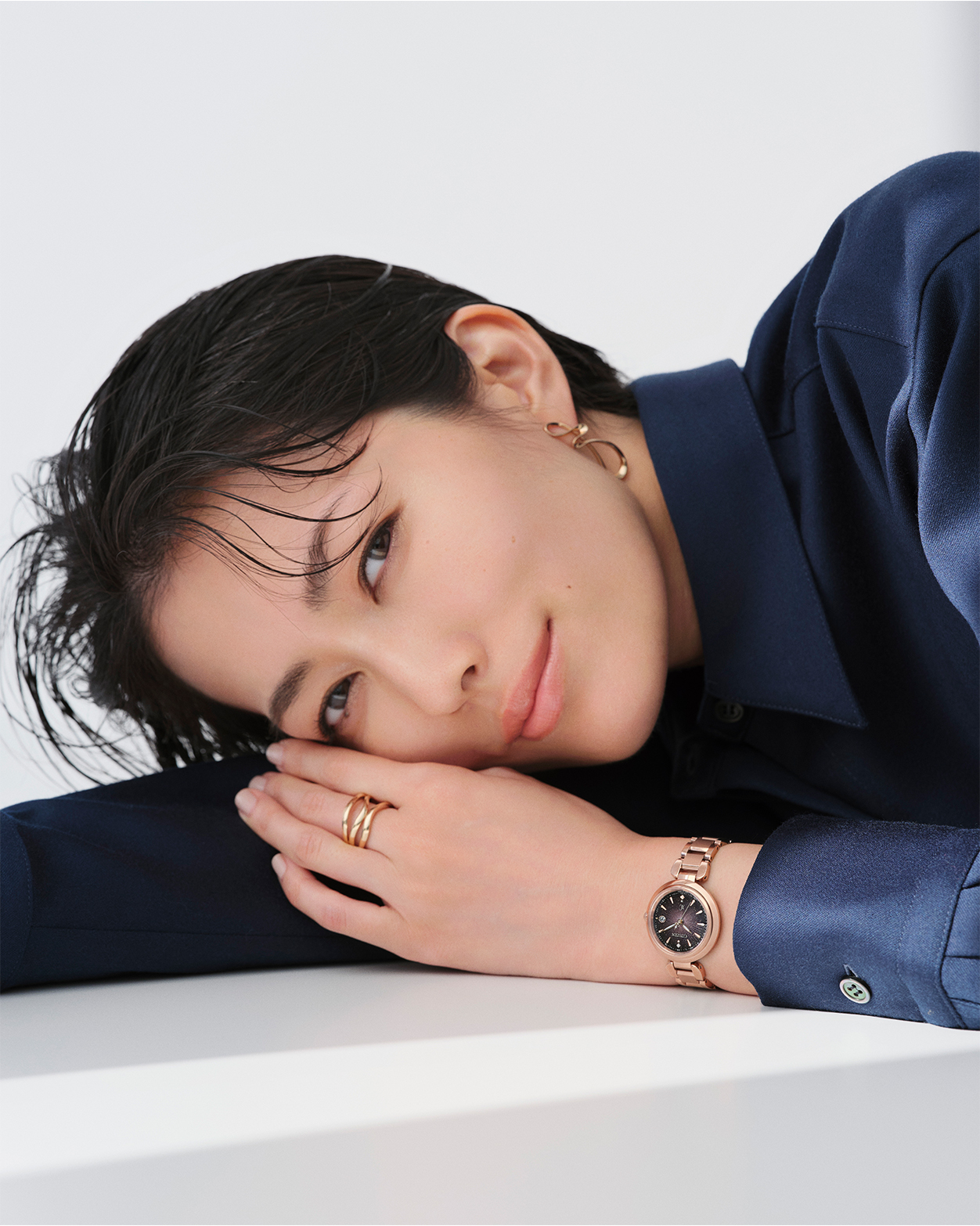 クールなネイビーシャツの手もとに<br>端正に映えるピンクゴールド×ブラック