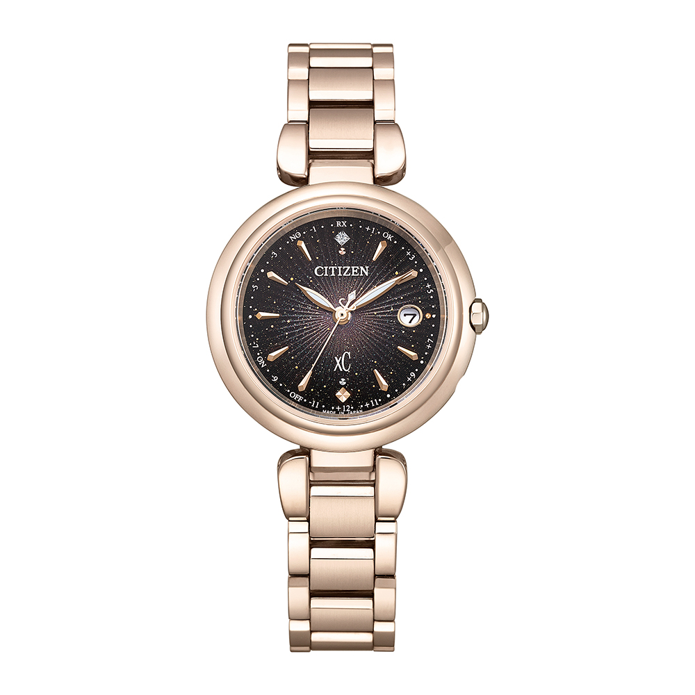 「xC」の新作は、ピンクゴールドのベゼルとバンドがエレガントな、ほどよいサイズ感のラウンド型。