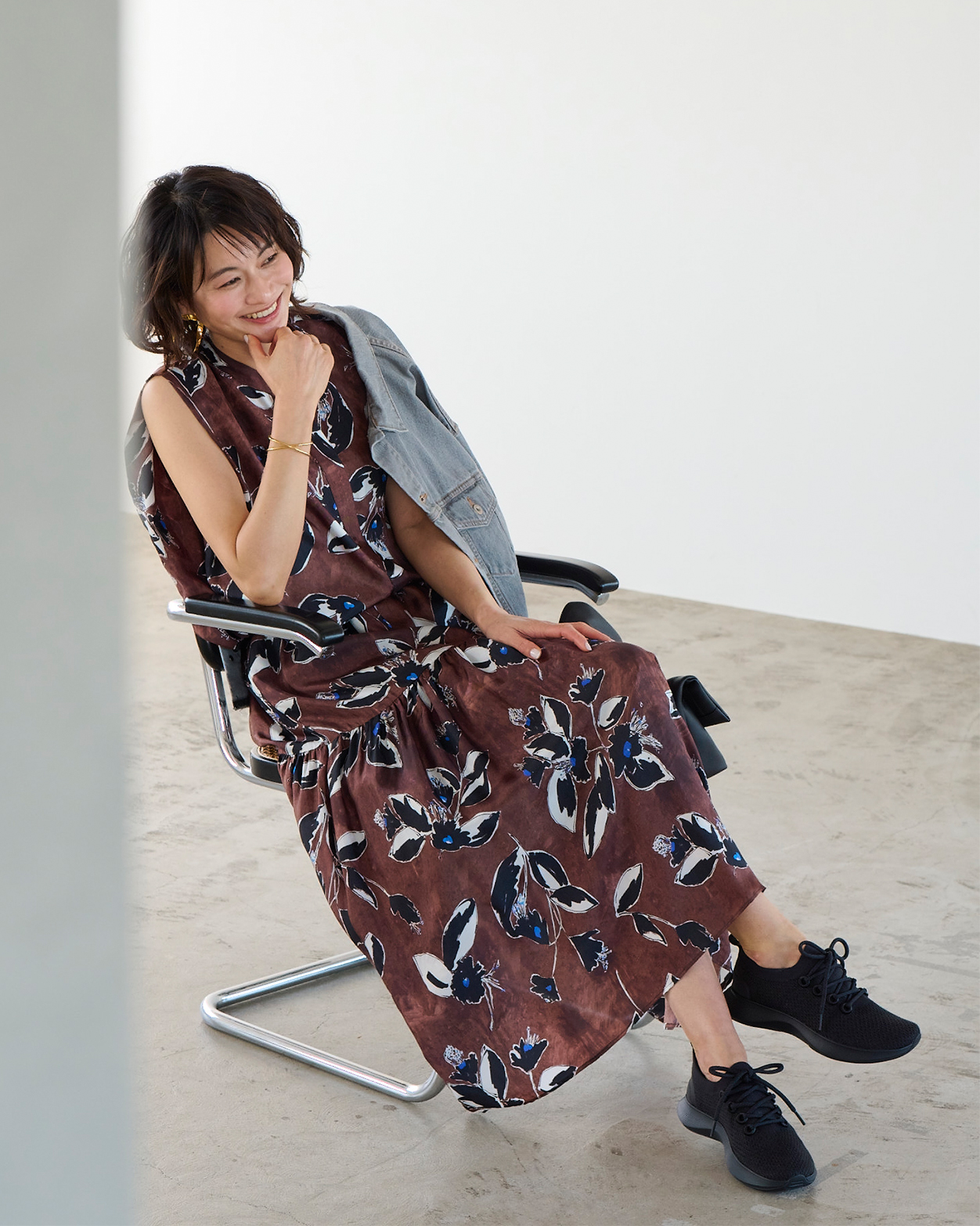 花柄セットアップはオールブラックの足もとでモダンに決めて