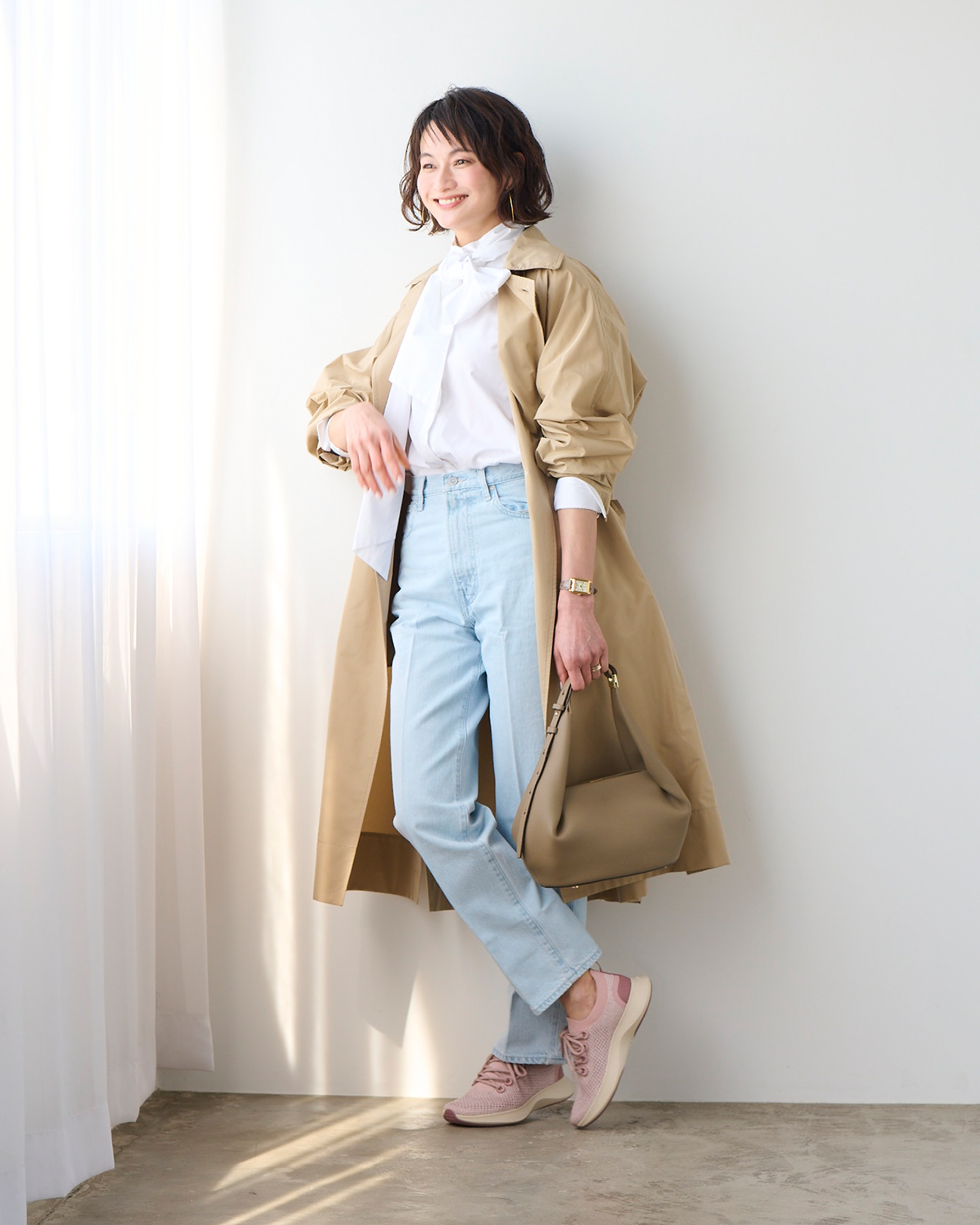 トレンチ＆ボウタイのきれいめスタイルにくすみピンクのスニーカーで春を満喫！