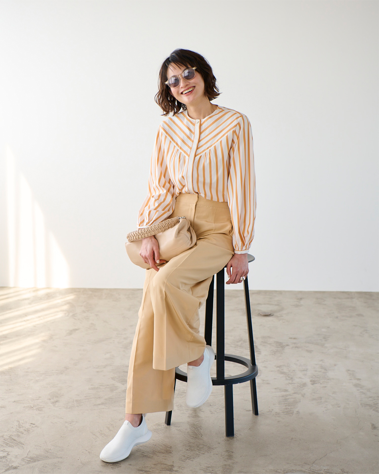 きれい色コーデに清涼感と大人の余裕を足す万能な白スリッポン