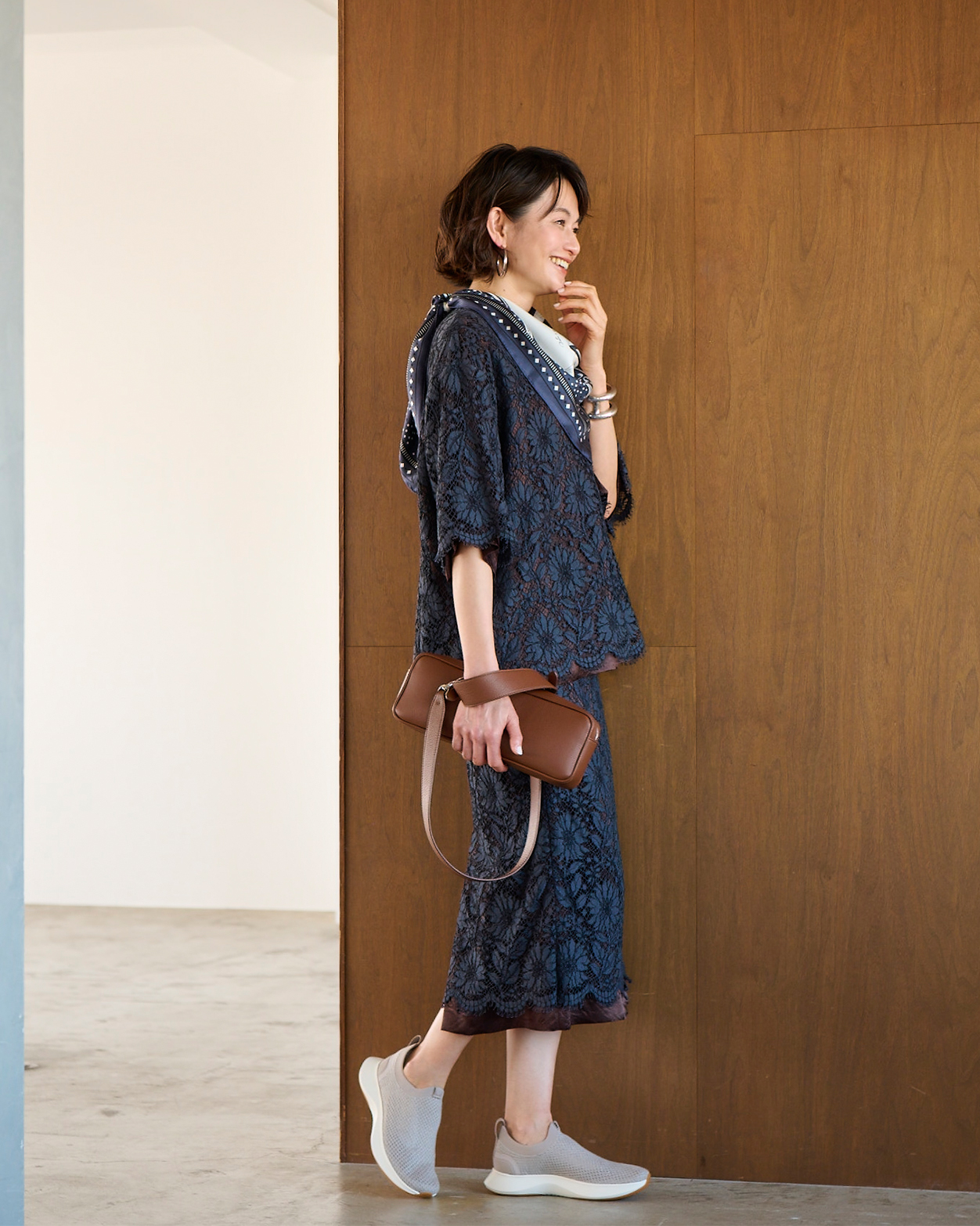 上品なアースカラーのスリッポンならホテルランチなど、シーンを選ばず活躍