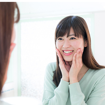 メイク後、鏡の中の自分にとびきりの笑顔を向けてみる。