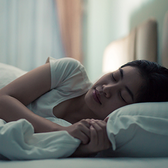 夜、1時間早くベッドに入ってたっぷりと睡眠をとってみる。